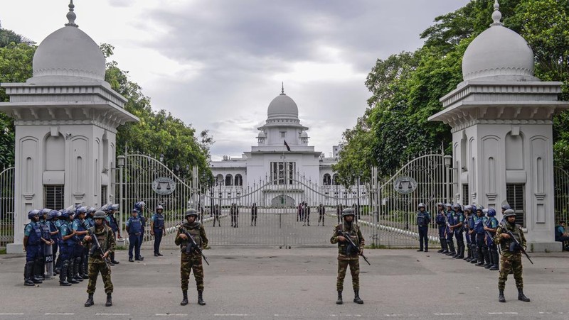 Sejumlah bangunan rusak dan puluhan kendaraan hangus imbas bentrokan menyusul demonstrasi besar-besaran yang terjadi di Bangladesh dalam beberapa pekan terakhir. (REUTERS/Stringer)