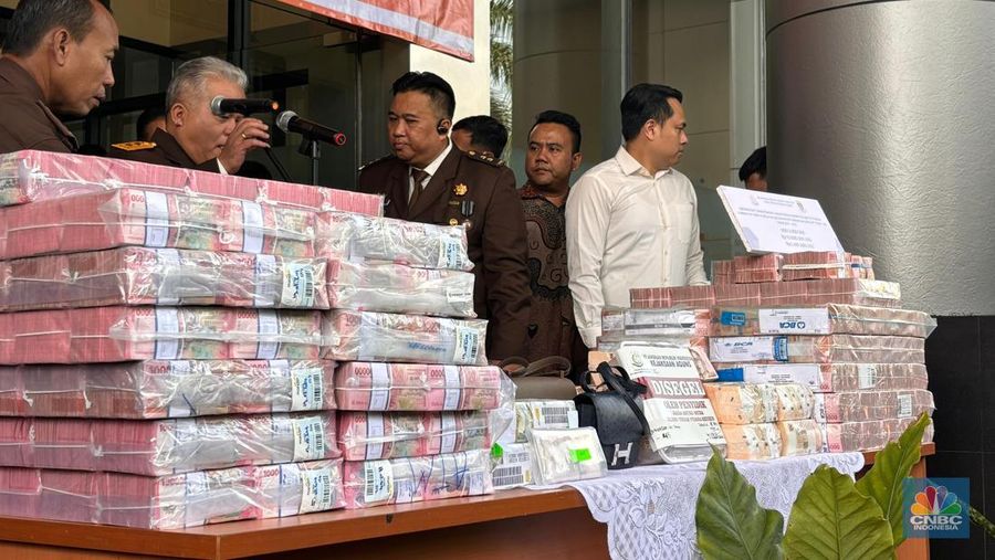 Barang bukti korupsi timah dari dua tersangka, Harvey Moeis dan Helena Lim. (CNBC Indonesia/Mentari)