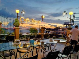 5 Cafe dan Restoran di Makassar View Pantai dan Sunset yang Menawan