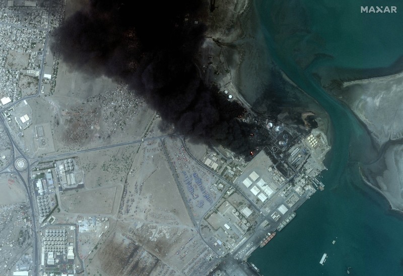 Citra satelit menunjukkan kerusakan di pelabuhan Hodeidah, Yaman pada Minggu (21/7) setelah pasukan Israel melancarkan serangan terhadap milisi Houthi. Citra satelit menunjukkan kerusakan di pelabuhan Hodeidah, Yaman pada Minggu (21/7) setelah pasukan Israel melancarkan serangan terhadap milisi Houthi. (Maxar Technologies/Handout via REUTERS)