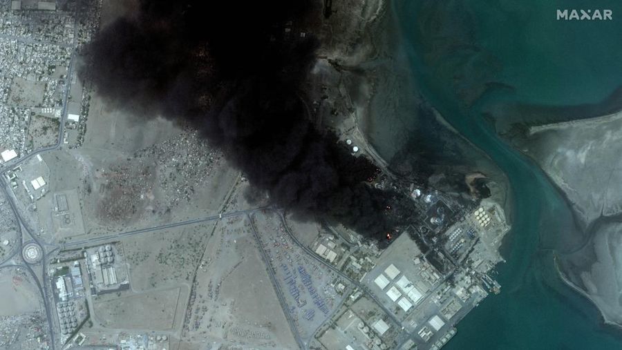 Citra satelit menunjukkan kerusakan di pelabuhan Hodeidah, Yaman pada Minggu (21/7) setelah pasukan Israel melancarkan serangan terhadap milisi Houthi. (Maxar Technologies/Handout via REUTERS)