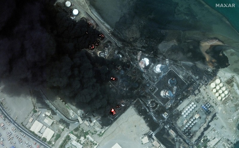 Citra satelit menunjukkan kerusakan di pelabuhan Hodeidah, Yaman pada Minggu (21/7) setelah pasukan Israel melancarkan serangan terhadap milisi Houthi. Citra satelit menunjukkan kerusakan di pelabuhan Hodeidah, Yaman pada Minggu (21/7) setelah pasukan Israel melancarkan serangan terhadap milisi Houthi. (Maxar Technologies/Handout via REUTERS)