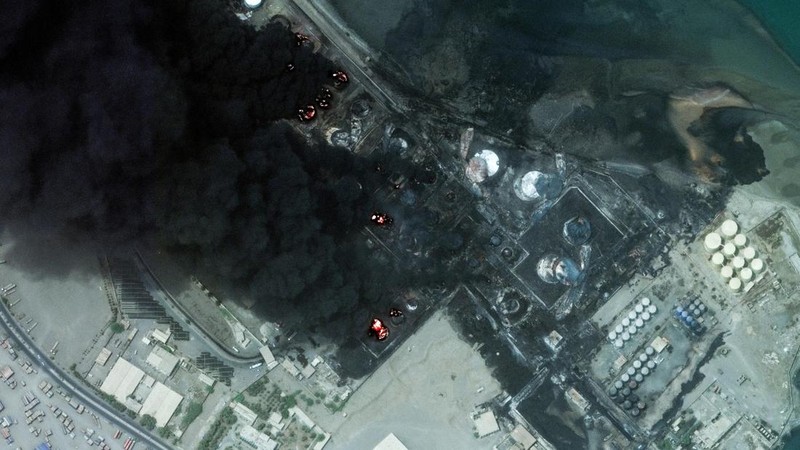 Citra satelit menunjukkan kerusakan di pelabuhan Hodeidah, Yaman pada Minggu (21/7) setelah pasukan Israel melancarkan serangan terhadap milisi Houthi. (Maxar Technologies/Handout via REUTERS)