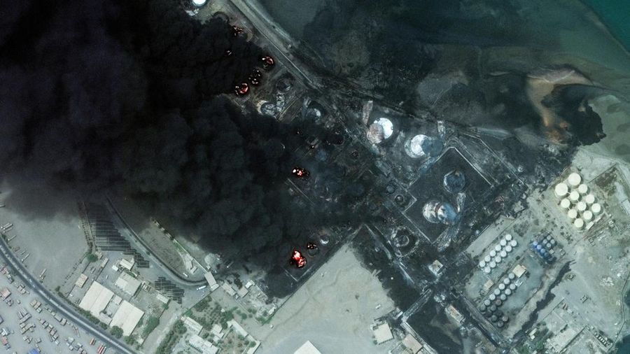 Citra satelit menunjukkan kerusakan di pelabuhan Hodeidah, Yaman pada Minggu (21/7) setelah pasukan Israel melancarkan serangan terhadap milisi Houthi. (Maxar Technologies/Handout via REUTERS)