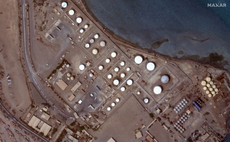 Citra satelit menunjukkan kerusakan di pelabuhan Hodeidah, Yaman pada Minggu (21/7) setelah pasukan Israel melancarkan serangan terhadap milisi Houthi. Citra satelit menunjukkan kerusakan di pelabuhan Hodeidah, Yaman pada Minggu (21/7) setelah pasukan Israel melancarkan serangan terhadap milisi Houthi. (Maxar Technologies/Handout via REUTERS)
