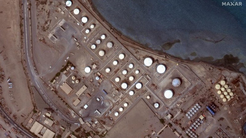 Citra satelit menunjukkan kerusakan di pelabuhan Hodeidah, Yaman pada Minggu (21/7) setelah pasukan Israel melancarkan serangan terhadap milisi Houthi. (Maxar Technologies/Handout via REUTERS)