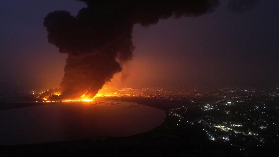 Smoke rises from the site of Israeli air strikes in the port city of Hodeidah, Yemen in this handout photo released July 20, 2024. Houthi Military Media/Handout via REUTERS    THIS IMAGE HAS BEEN SUPPLIED BY A THIRD PARTY