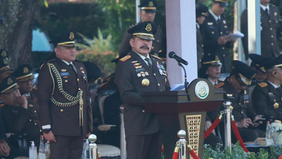 Jaksa Agung ST Burhanuddin memberikan sambutan dalam Upacara Hari Bakti Adhyaksa yang ke-64 di Lapangan Upacara Badan Pendidikan dan Pelatihan Kejaksaan RI, Ragunan, Pasar Minggu, Jakarta Selatan, Senin (22/7/2024). (Dokumentasi Pusat Penerangan Hukum Kejaksaan RI)