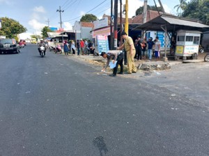 Motor yang Dikendarai Tabrak Pikap, 2 Warga Blitar Tewas
