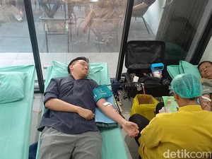 Gusti Bhre Deg-degan Saat Donor Darah Bareng Relawan Kami Gibran