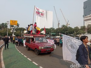 Massa BEM SI Datangi Patung Kuda