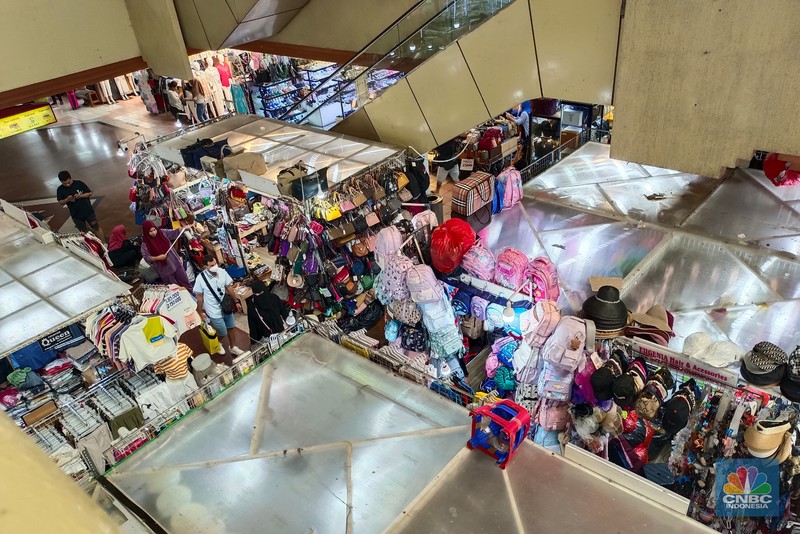 Penampakan toko di ITC mangga dua di tengah isu razia barang impor, Senin (22/7/2024). (CNBC Indonesia/Martyasari Rizky) Penampakan toko di ITC mangga dua di tengah isu razia barang impor, Senin (22/7/2024). (CNBC Indonesia/Martyasari Rizky)