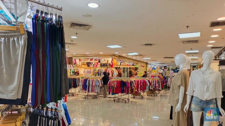Penampakan toko di ITC mangga dua di tengah isu razia barang impor, Senin (22/7/2024). (CNBC Indonesia/Martyasari Rizky)