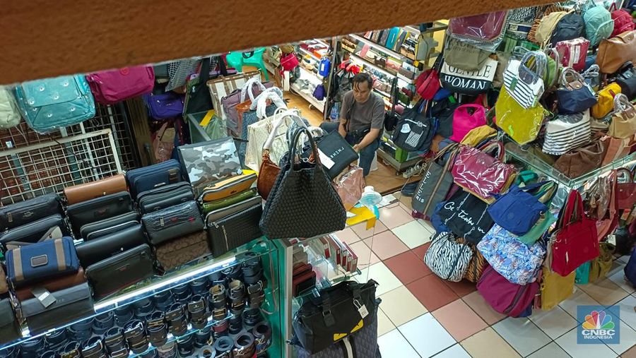 Penampakan toko di ITC mangga dua di tengah isu razia barang impor, Senin (22/7/2024). (²©²ÊÍøÕ¾/Martyasari Rizky)