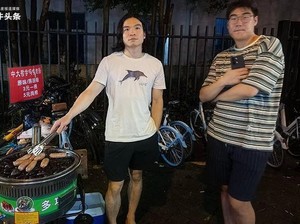 Lulusan S2 Jadi Penjual Sosis Pinggir Jalan, Segini Omzetnya