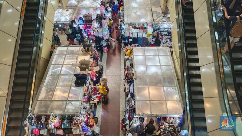 Penampakan toko di ITC mangga dua di tengah isu razia barang impor, Senin (22/7/2024). (CNBC Indonesia/Martyasari Rizky)