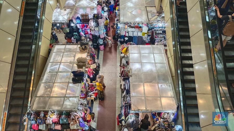 Pedagang di pusat perbelanjaan ITC Mangga Dua hari ini, Senin (22/7/2024), terpantau beraktivitas normal. Terlihat sibuk menawarkan barang dagangannya kepada pengunjung atau calon pembeli yang melintasi tokonya. (CNBC Indonesia/Martya Sari)