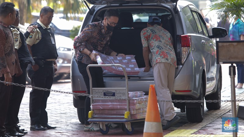 Petugas kejakasaan memindahkan uang barang bukti terkait kasus korupsi IUP PT Timah di Kejaksaan Negeri Jakarta Selatan, Senin (22/7/2024). (CNBC Indonesia/Faisal Rahman)
