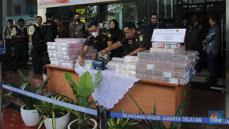 Petugas kejakasaan memindahkan uang barang bukti terkait kasus korupsi IUP PT Timah di Kejaksaan Negeri Jakarta Selatan, Senin (22/7/2024). (CNBC Indonesia/Faisal Rahman)
