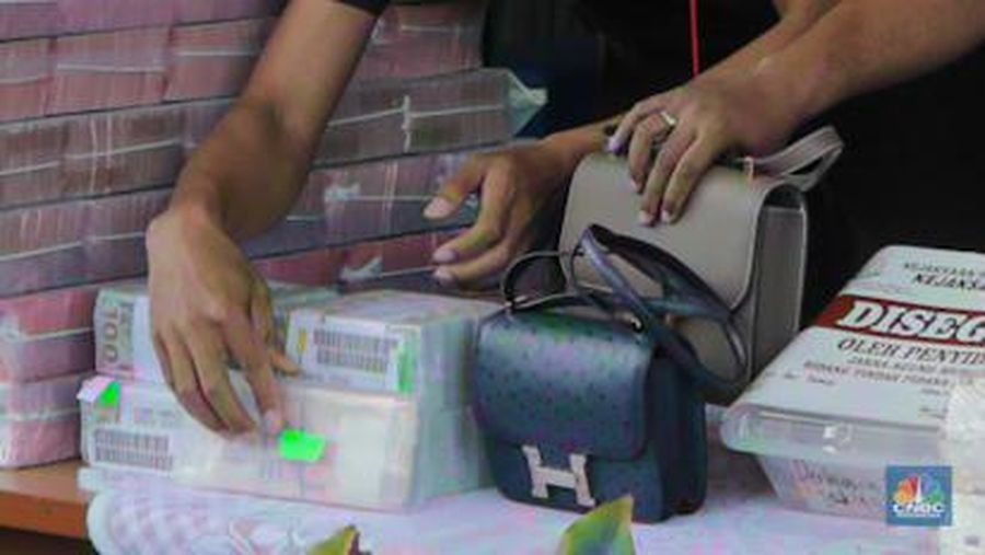 Petugas kejakasaan memindahkan uang barang bukti terkait kasus korupsi IUP PT Timah di Kejaksaan Negeri Jakarta Selatan, Senin (22/7/2024). (²©²ÊÍøÕ¾/Faisal Rahman)