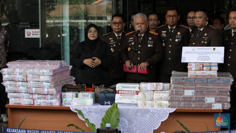 Petugas kejakasaan memindahkan uang barang bukti terkait kasus korupsi IUP PT Timah di Kejaksaan Negeri Jakarta Selatan, Senin (22/7/2024). (CNBC Indonesia/Faisal Rahman)