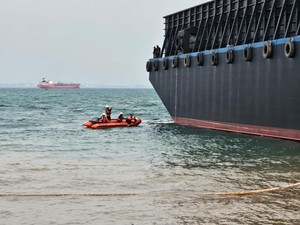 Pekerja Jatuh ke Laut Saat Ngecat Kapal Tongkang di Batam