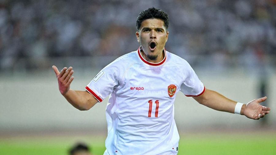 Ragnar Oratmangoen pemain Timnas Indonesia melakukan selebrasi setelah mencetak gol pada pertandingan sepak bola kualifikasi AFC Piala Dunia FIFA 2026 antara Vietnam dan Indonesia di Stadion Nasional My Dinh di Hanoi pada 26 Maret 2024. (Photo by AFP)
