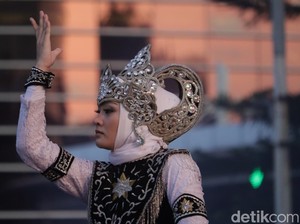 Kala Ratu Menjelma Jadi Hanoman dan Menari Jaipong