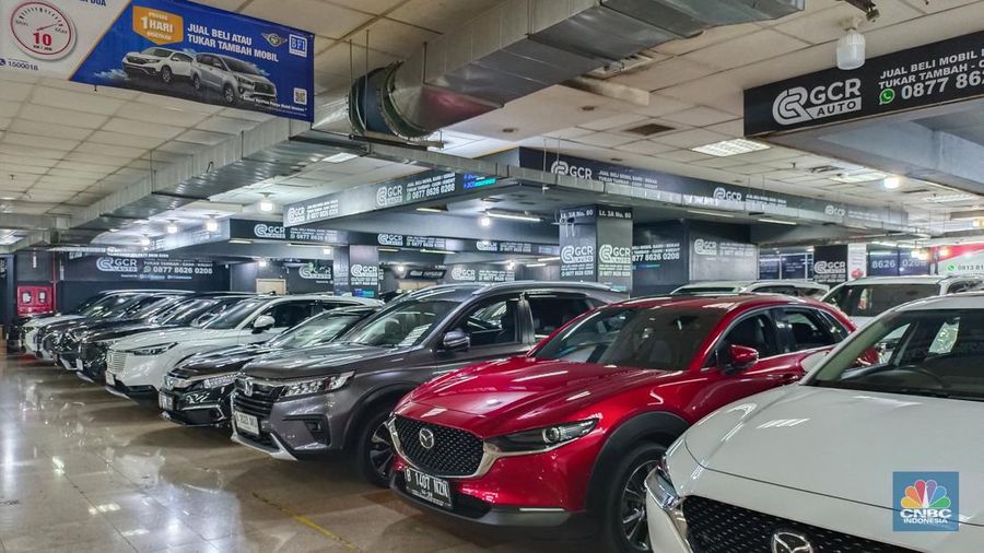 Seorang pengunjung melihat mobil-mobil bekas yang dijual di Mangga Dua Square pada Senin (22/7/2024). (²©²ÊÍøÕ¾/Martyasari Rizky)