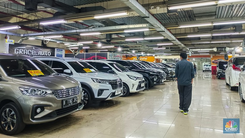 Seorang pengunjung melihat mobil-mobil bekas yang dijual di Mangga Dua Square pada Senin (22/7/2024). Seorang pengunjung melihat mobil-mobil bekas yang dijual di Mangga Dua Square pada Senin (22/7/2024). (CNBC Indonesia/Martyasari Rizky)