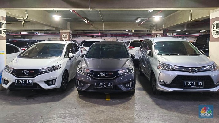 Seorang pengunjung melihat mobil-mobil bekas yang dijual di Mangga Dua Square pada Senin (22/7/2024). (CNBC Indonesia/Martyasari Rizky)