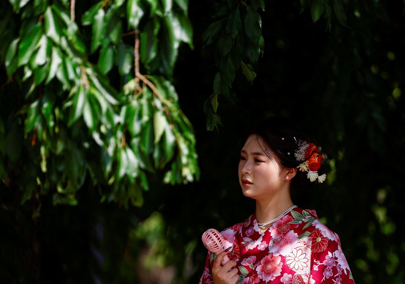 Pejalan kaki yang memegang payung berjalan di bawah sinar matahari yang terik di kuil Sensoji saat pemerintah Jepang mengeluarkan peringatan serangan panas di 39 dari 47 prefektur di Tokyo, Jepang, 22 Juli 2024. Pejalan kaki yang memegang payung berjalan di bawah sinar matahari yang terik di kuil Sensoji saat pemerintah Jepang mengeluarkan peringatan serangan panas di 39 dari 47 prefektur di Tokyo, Jepang, 22 Juli 2024. (REUTERS/Issei Kato)