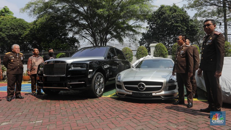 Tampang Super Car Mewah Suami Sandra Dewi dan Helena Lim Kasus Korupsi IUP Timah. (CNBC Indonesia/Faisal Rahman)