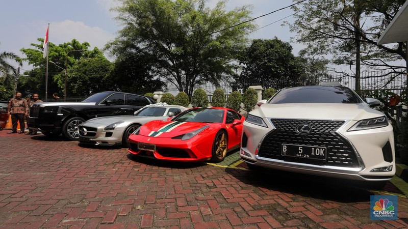 Tampang Super Car Mewah Suami Sandra Dewi dan Helena Lim Kasus Korupsi IUP Timah. (CNBC Indonesia/Faisal Rahman)