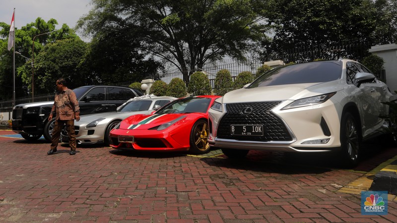 Tampang Super Car Mewah Suami Sandra Dewi dan Helena Lim Kasus Korupsi IUP Timah. (CNBC Indonesia/Faisal Rahman)