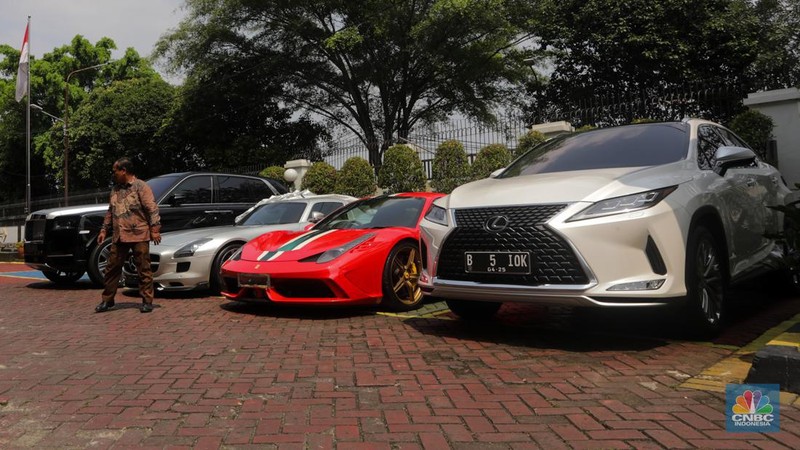 Tampang Super Car Mewah Suami Sandra Dewi dan Helena Lim Kasus Korupsi IUP Timah. (CNBC Indonesia/Faisal Rahman)