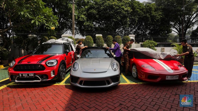 Tampang Super Car Mewah Suami Sandra Dewi dan Helena Lim Kasus Korupsi IUP Timah. (CNBC Indonesia/Faisal Rahman)