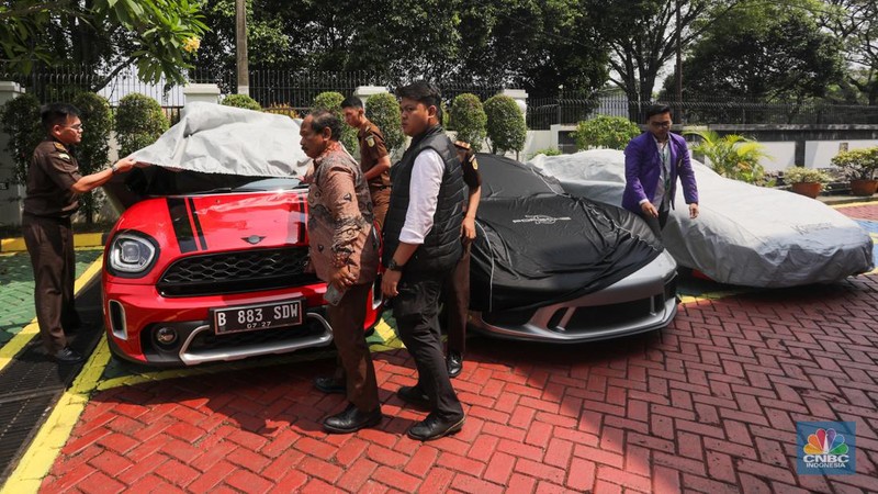 Tampang Super Car Mewah Suami Sandra Dewi dan Helena Lim Kasus Korupsi IUP Timah. (CNBC Indonesia/Faisal Rahman)