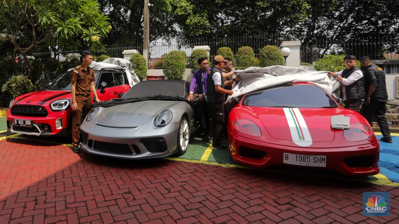 Tampang Super Car Mewah Suami Sandra Dewi dan Helena Lim Kasus Korupsi IUP Timah. (CNBC Indonesia/Faisal Rahman)