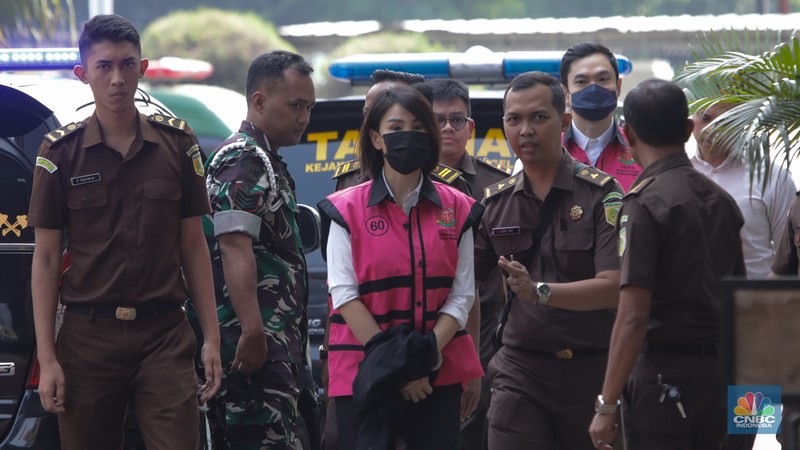 Tersangka kasus IUP PT Timah, Harvey Moeis dan Helena Lim tiba di Kejaksaan Negeri Jakarta Selatan, Senin (22/7/2024). (CNBC Indonesia/Faisal Rahman) Tersangka kasus IUP PT Timah, Harvey Moeis dan Helena Lim tiba di Kejaksaan Negeri Jakarta Selatan, Senin (22/7/2024). (CNBC Indonesia/Faisal Rahman)