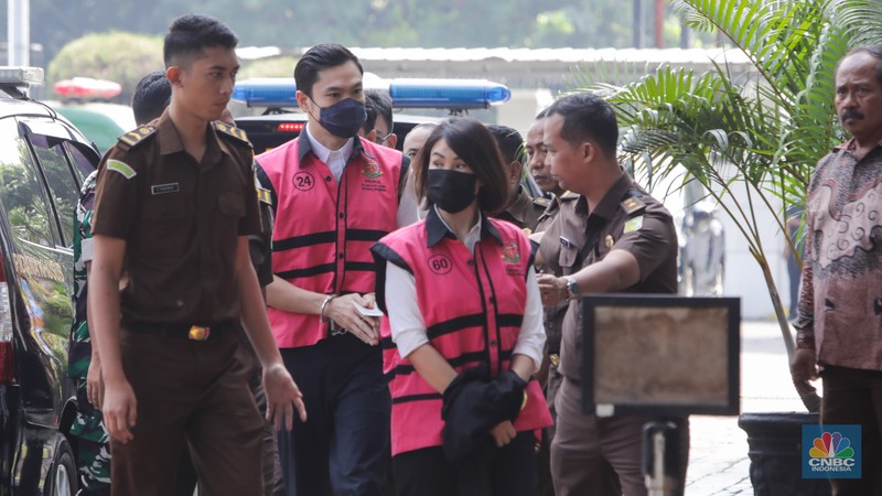 Tersangka kasus IUP PT Timah, Harvey Moeis dan Helena Lim tiba di Kejaksaan Negeri Jakarta Selatan, Senin (22/7/2024). (CNBC Indonesia/Faisal Rahman) Tersangka kasus IUP PT Timah, Harvey Moeis dan Helena Lim tiba di Kejaksaan Negeri Jakarta Selatan, Senin (22/7/2024). (CNBC Indonesia/Faisal Rahman)