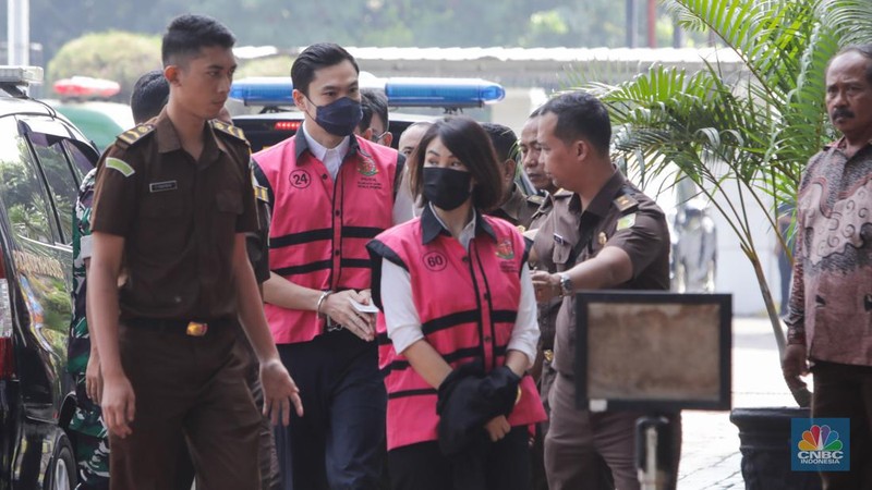 Tersangka kasus IUP PT Timah, Harvey Moeis dan Helena Lim tiba di Kejaksaan Negeri Jakarta Selatan, Senin (22/7/2024). (CNBC Indonesia/Faisal Rahman)