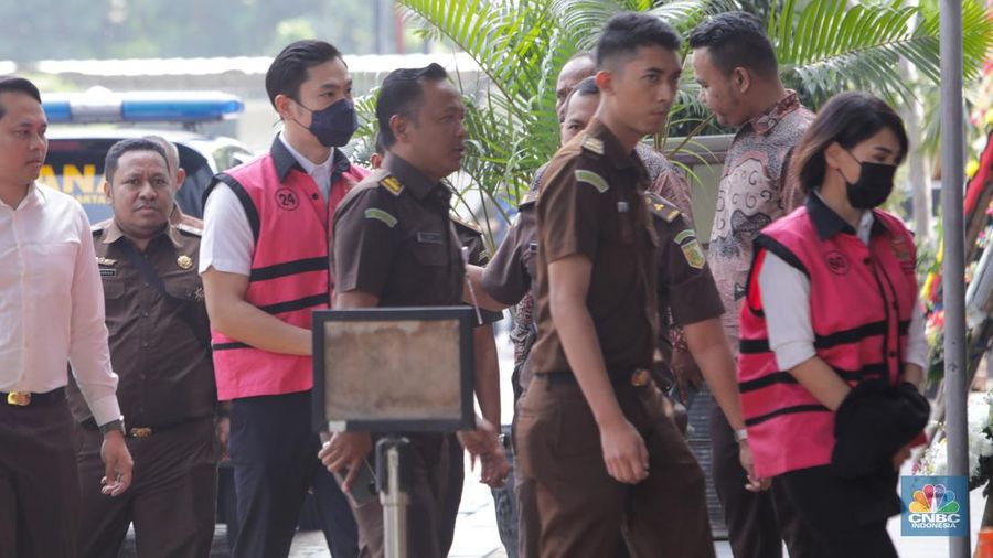 Tersangka kasus IUP PT Timah, Harvey Moeis dan Helena Lim tiba di Kejaksaan Negeri Jakarta Selatan, Senin (22/7/2024). (CNBC Indonesia/Faisal Rahman)