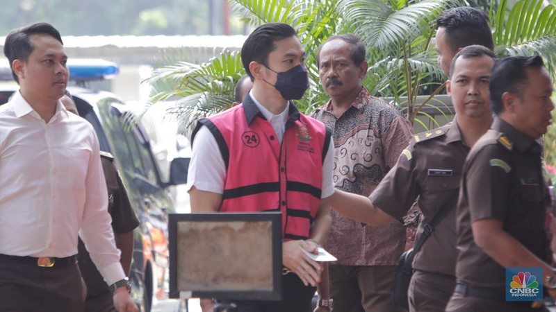 Tersangka kasus IUP PT Timah, Harvey Moeis dan Helena Lim tiba di Kejaksaan Negeri Jakarta Selatan, Senin (22/7/2024). (CNBC Indonesia/Faisal Rahman)