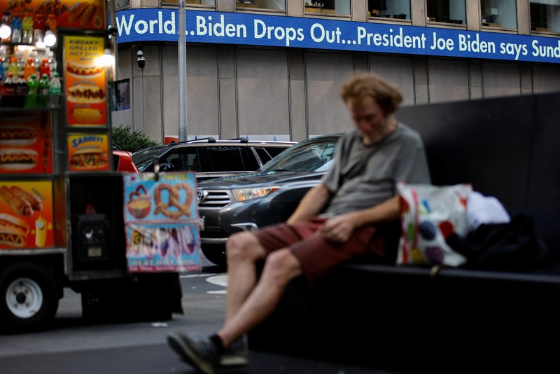 USA-ELECTION/BIDEN People at a restaurant called Somewhere look at a TV where U.S. President Joe Biden can be seen, on the day he announced he is stopping his bid for reelection, in Rehoboth Beach, Delaware, U.S., July 21, 2024. REUTERS/Ken Cedeno