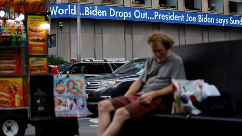 People at a restaurant called Somewhere look at a TV where U.S. President Joe Biden can be seen, on the day he announced he is stopping his bid for reelection, in Rehoboth Beach, Delaware, U.S., July 21, 2024. REUTERS/Ken Cedeno