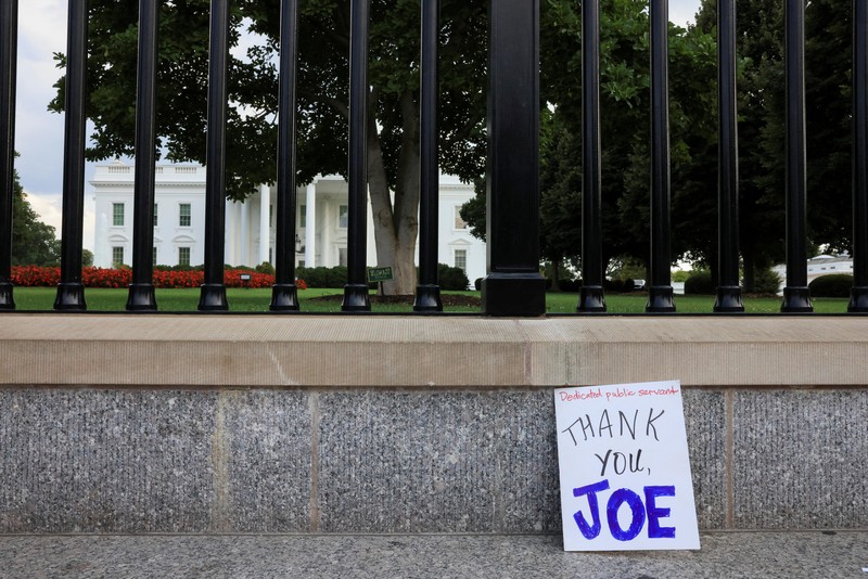USA-ELECTION/BIDEN People at a restaurant called Somewhere look at a TV where U.S. President Joe Biden can be seen, on the day he announced he is stopping his bid for reelection, in Rehoboth Beach, Delaware, U.S., July 21, 2024. REUTERS/Ken Cedeno