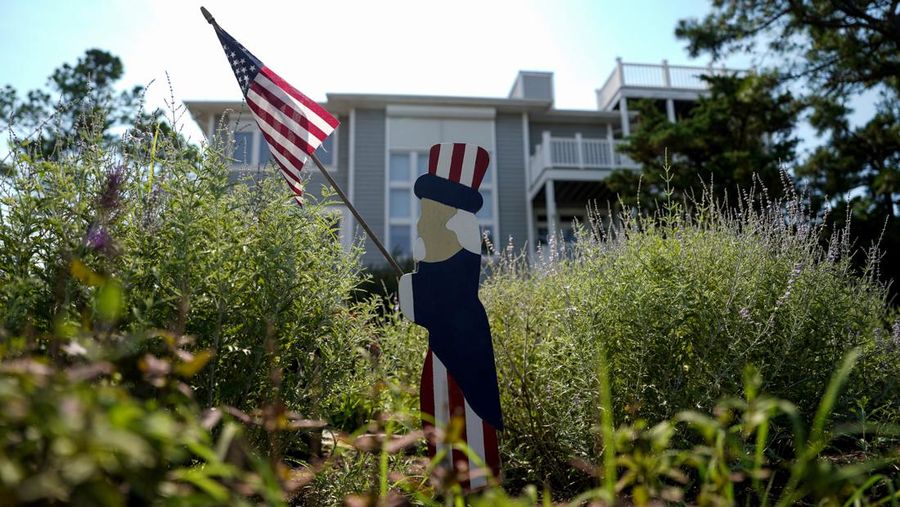 People at a restaurant called Somewhere look at a TV where U.S. President Joe Biden can be seen, on the day he announced he is stopping his bid for reelection, in Rehoboth Beach, Delaware, U.S., July 21, 2024. REUTERS/Ken Cedeno