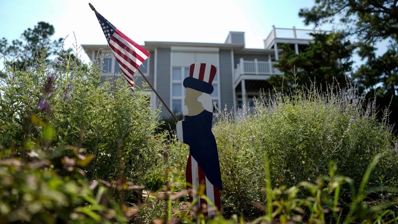 People at a restaurant called Somewhere look at a TV where U.S. President Joe Biden can be seen, on the day he announced he is stopping his bid for reelection, in Rehoboth Beach, Delaware, U.S., July 21, 2024. REUTERS/Ken Cedeno