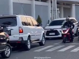 Viral 2 Mobil Ngeblong Dipukul Mundur di Simpang Bareng Klaten